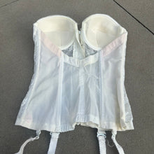 Load image into Gallery viewer, 90s Cream Lace Corset Top
