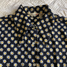 Load image into Gallery viewer, 70s Daisy Dagger-Collar Button-Down
