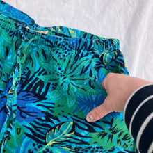 Load image into Gallery viewer, Funky Tropical Cropped Pants
