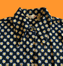 Load image into Gallery viewer, 70s Daisy Dagger-Collar Button-Down
