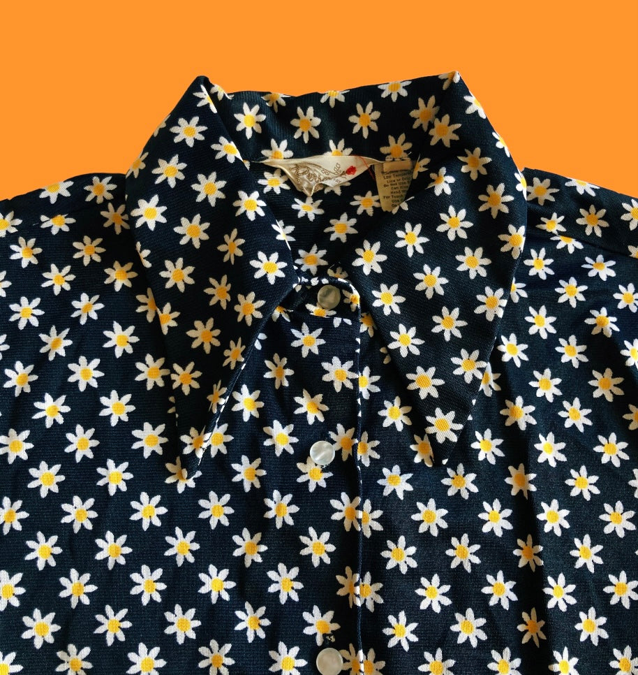 70s Daisy Dagger-Collar Button-Down